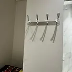 غرفة صغيرة بدورة مياه
