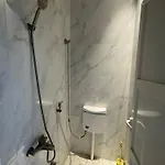 غرفة صغيرة بدورة مياه