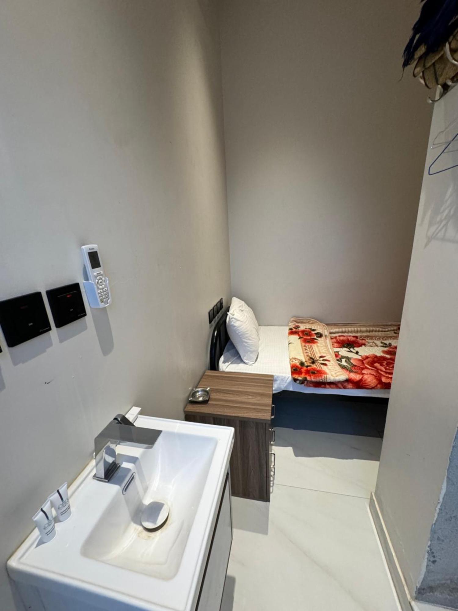 Apartment غرفة صغيرة بدورة مياه